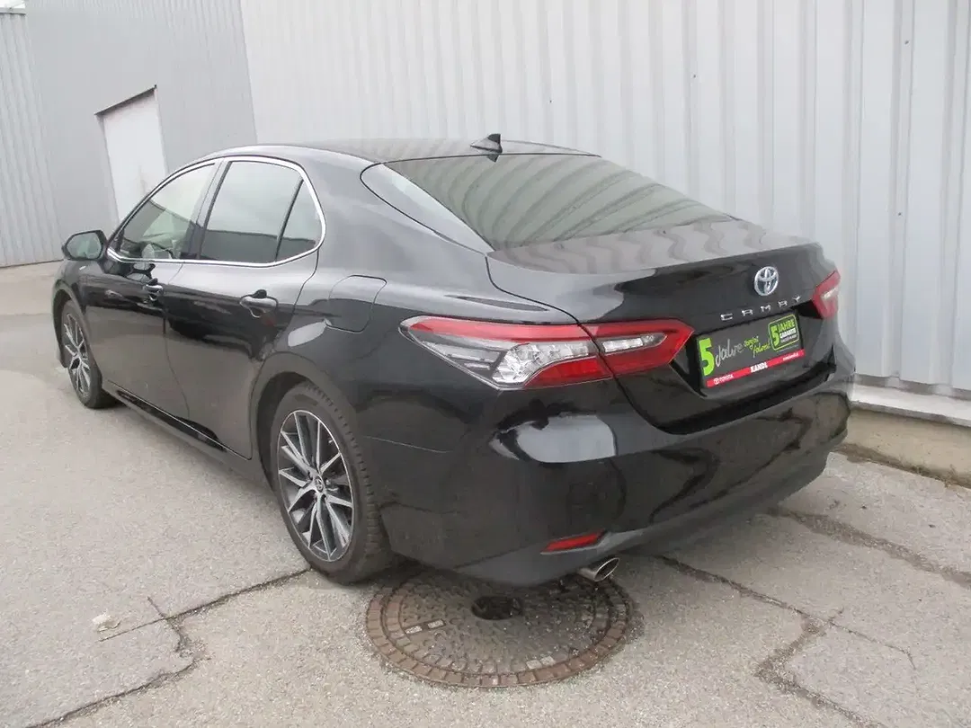 Toyota Camry - Thumbnail 3