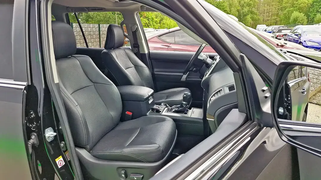 Toyota Land Cruiser - Thumbnail 3