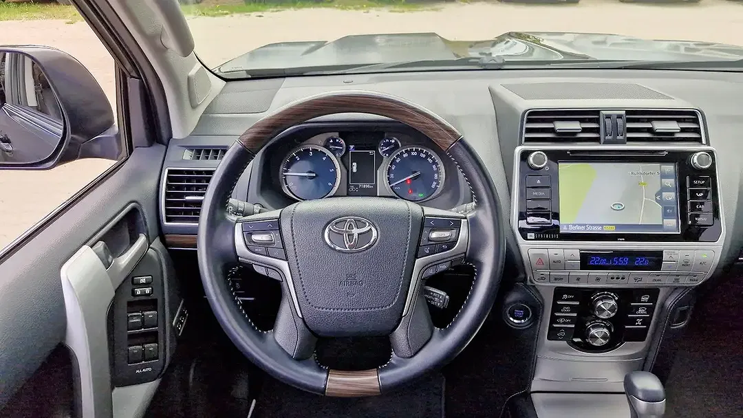 Toyota Land Cruiser - Thumbnail 5
