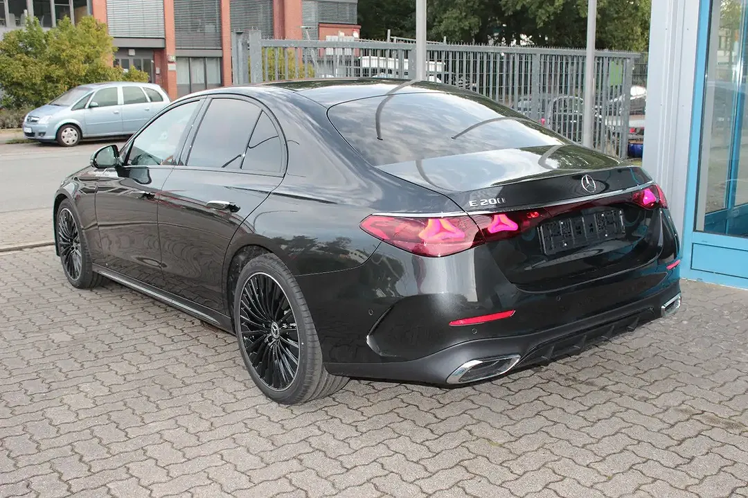 Mercedes-Benz E 200 - Thumbnail 4