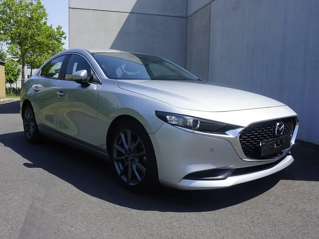 Mazda 3 - Thumbnail 3