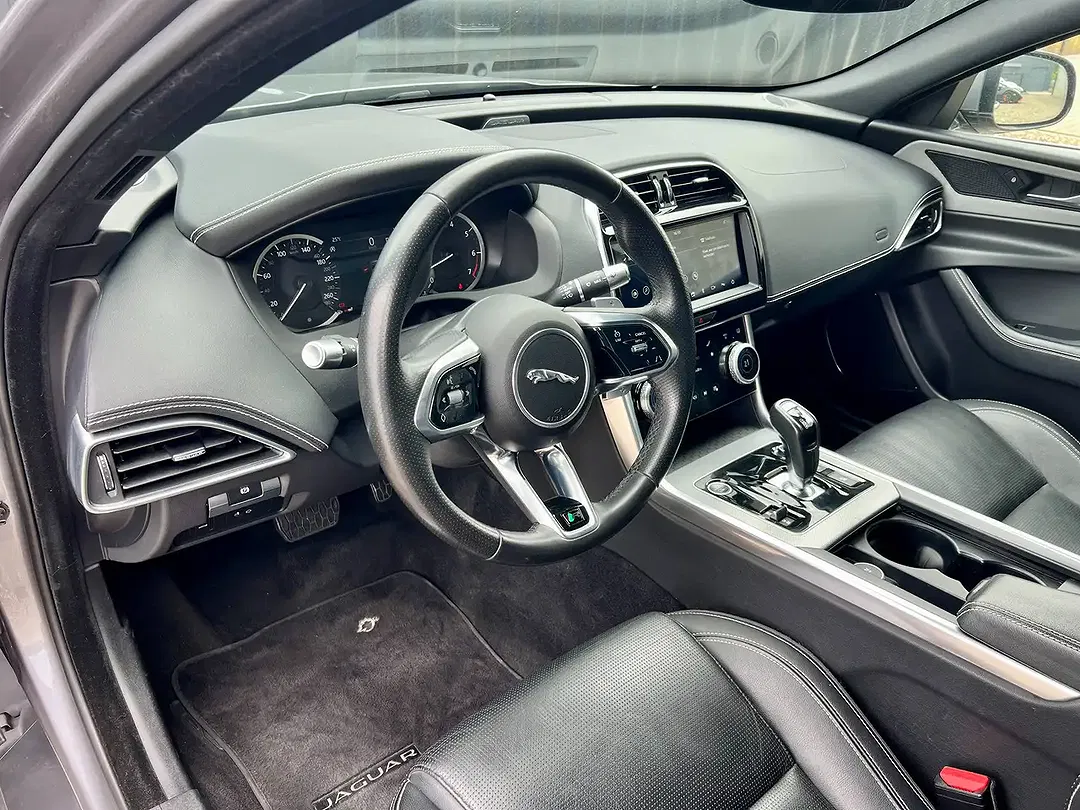 Jaguar XE - Thumbnail 11