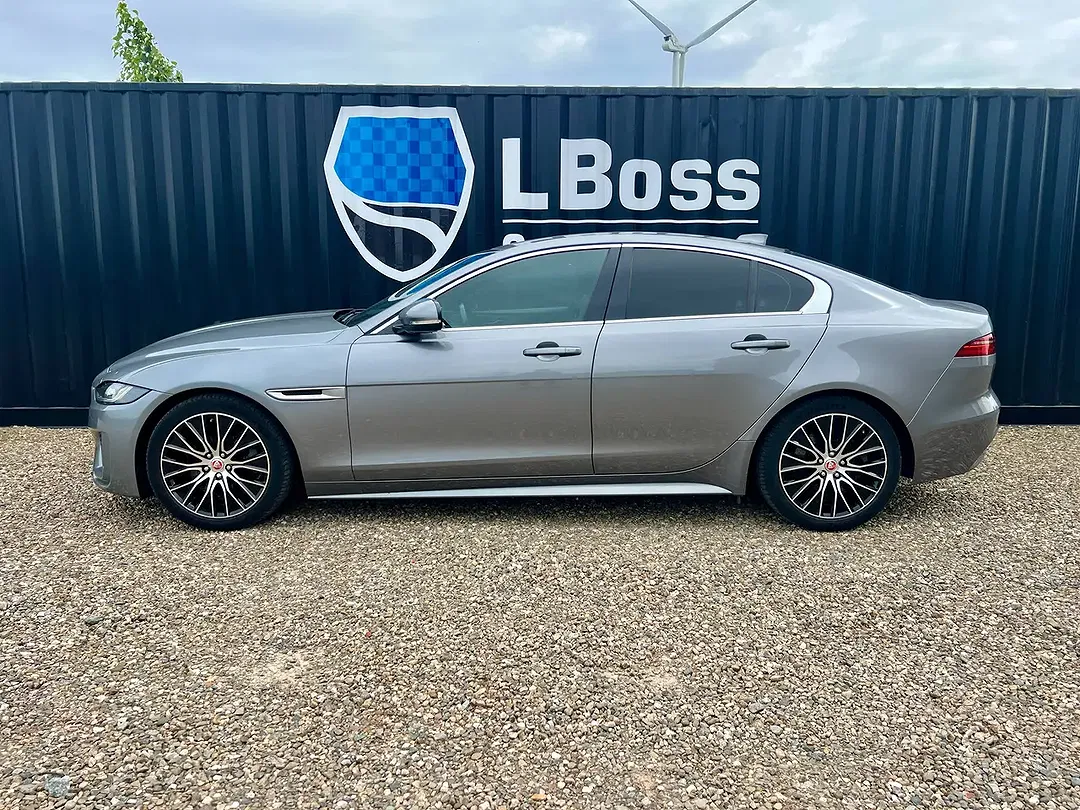 Jaguar XE - Thumbnail 12