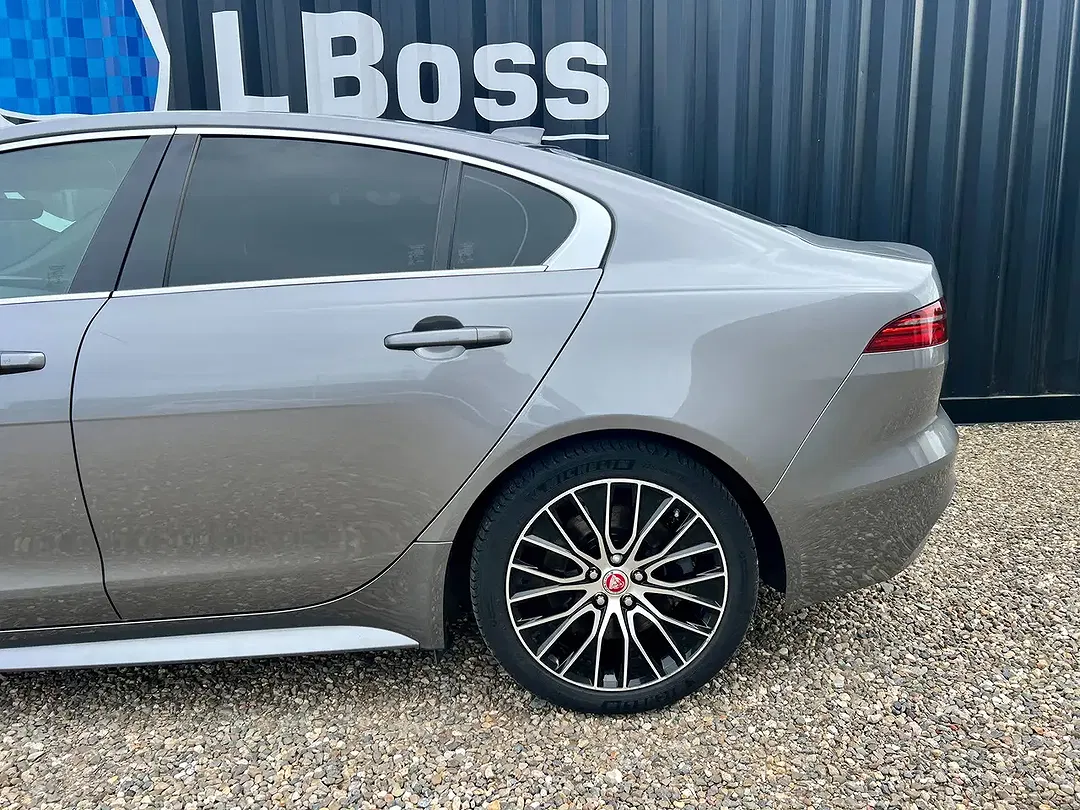 Jaguar XE - Thumbnail 15
