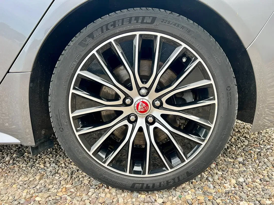 Jaguar XE - Thumbnail 16