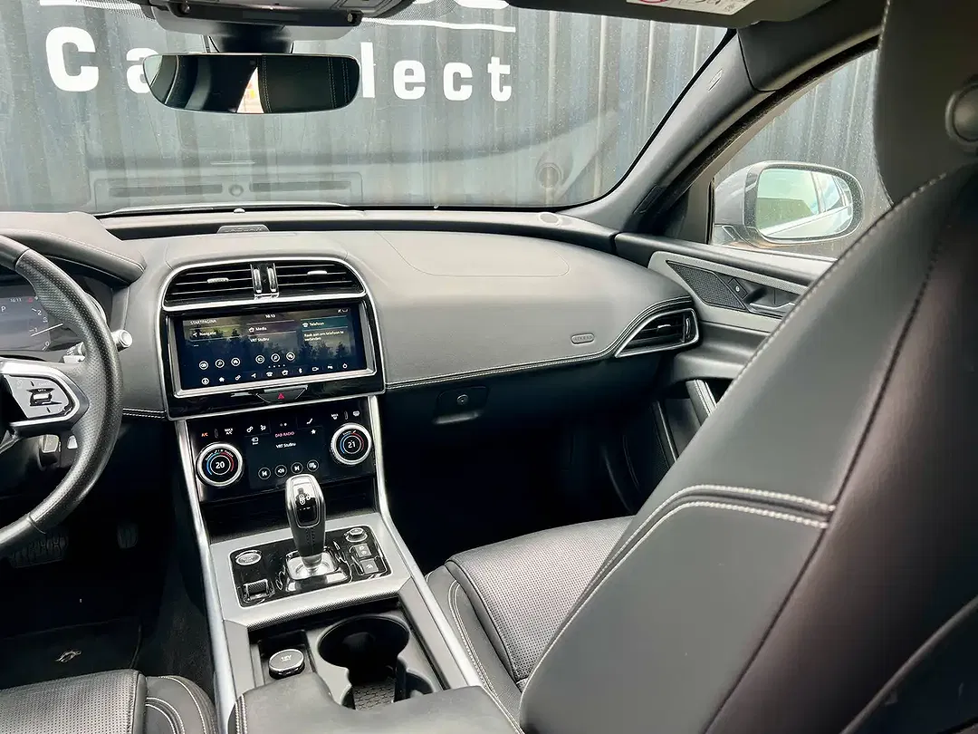 Jaguar XE - Thumbnail 20