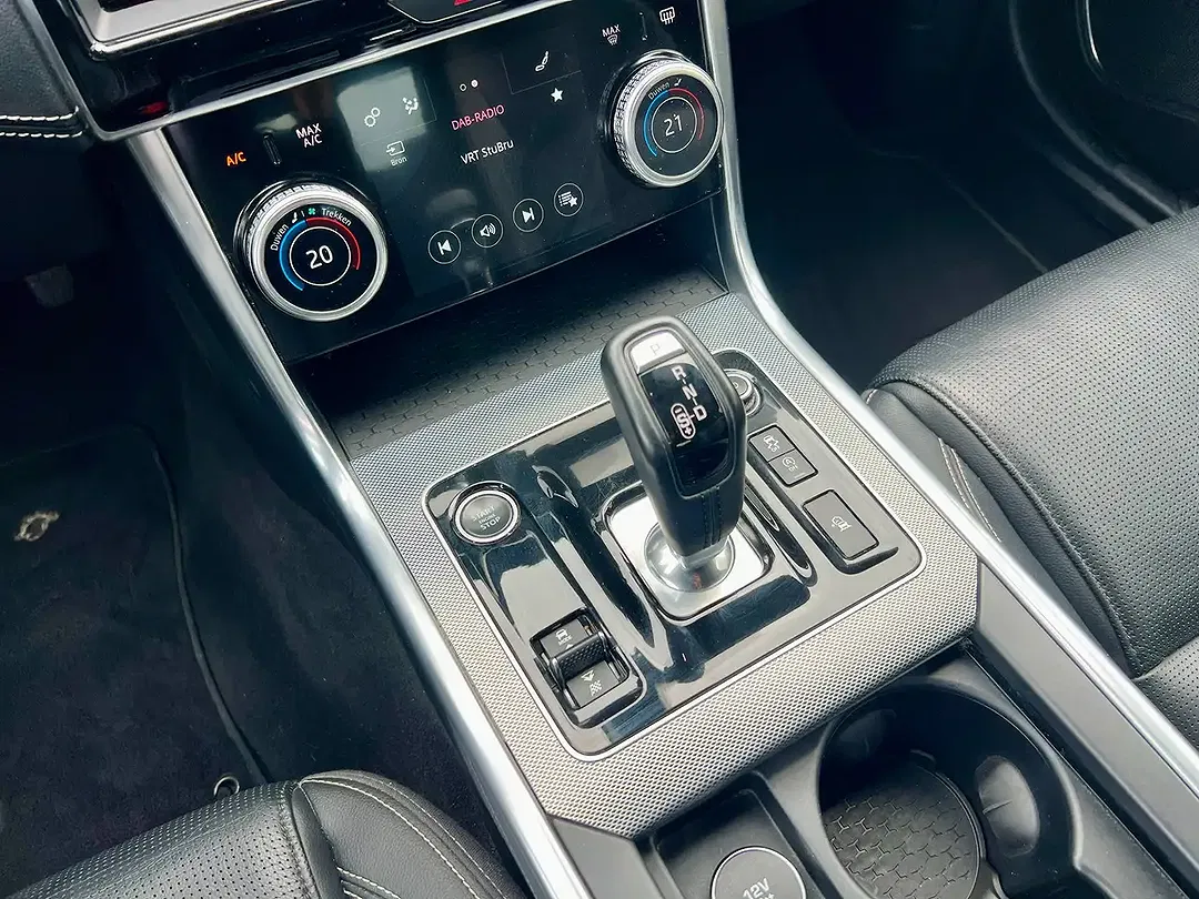 Jaguar XE - Thumbnail 21