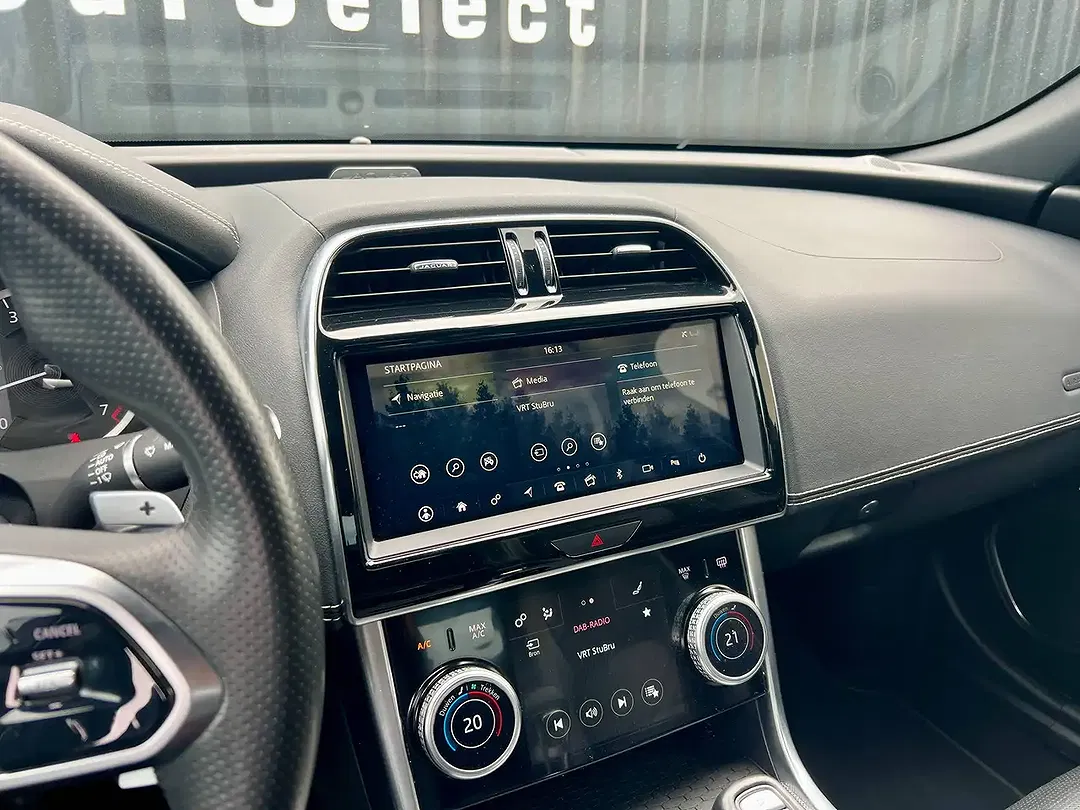 Jaguar XE - Thumbnail 22