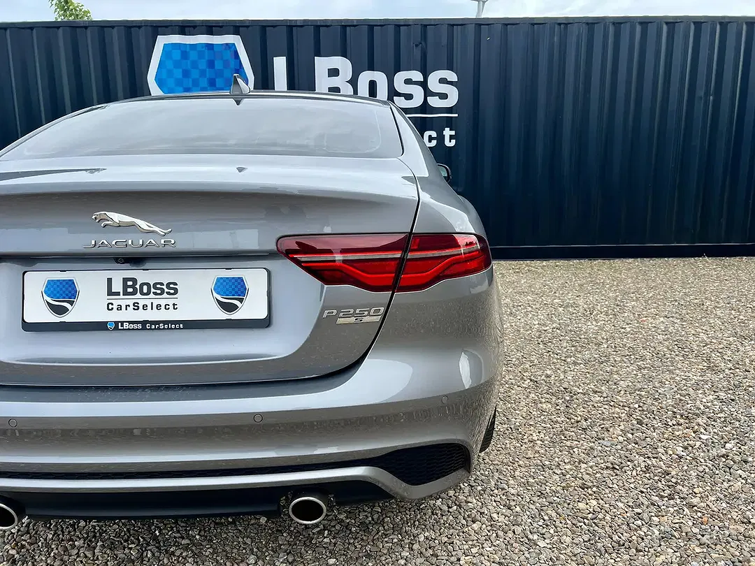 Jaguar XE - Thumbnail 25