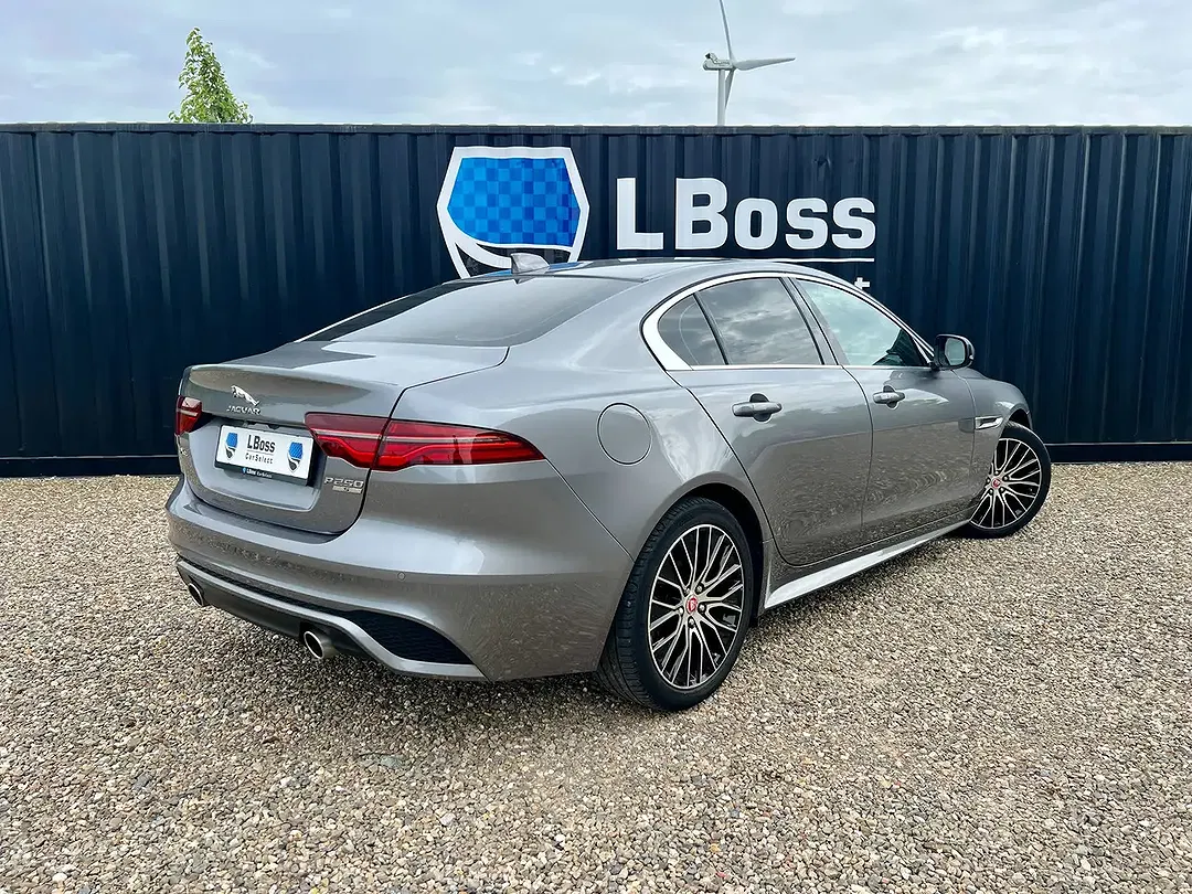 Jaguar XE - Thumbnail 27