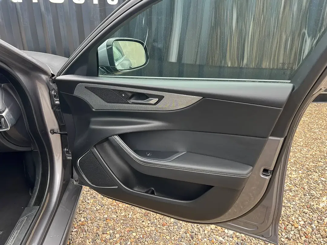 Jaguar XE - Thumbnail 29