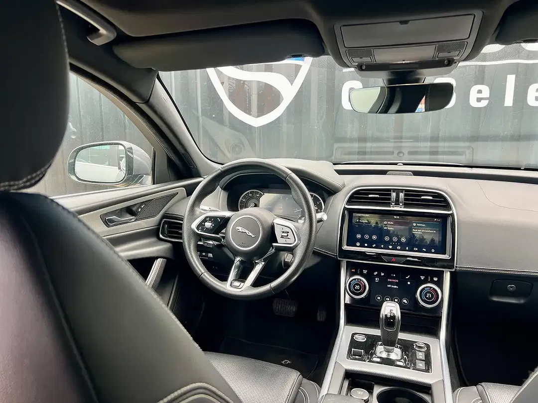 Jaguar XE - Thumbnail 3