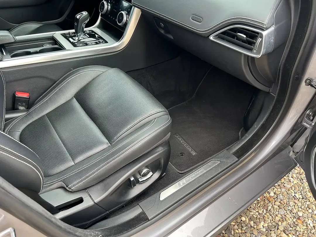 Jaguar XE - Thumbnail 30