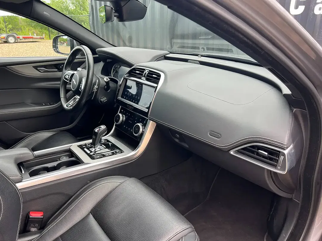 Jaguar XE - Thumbnail 31