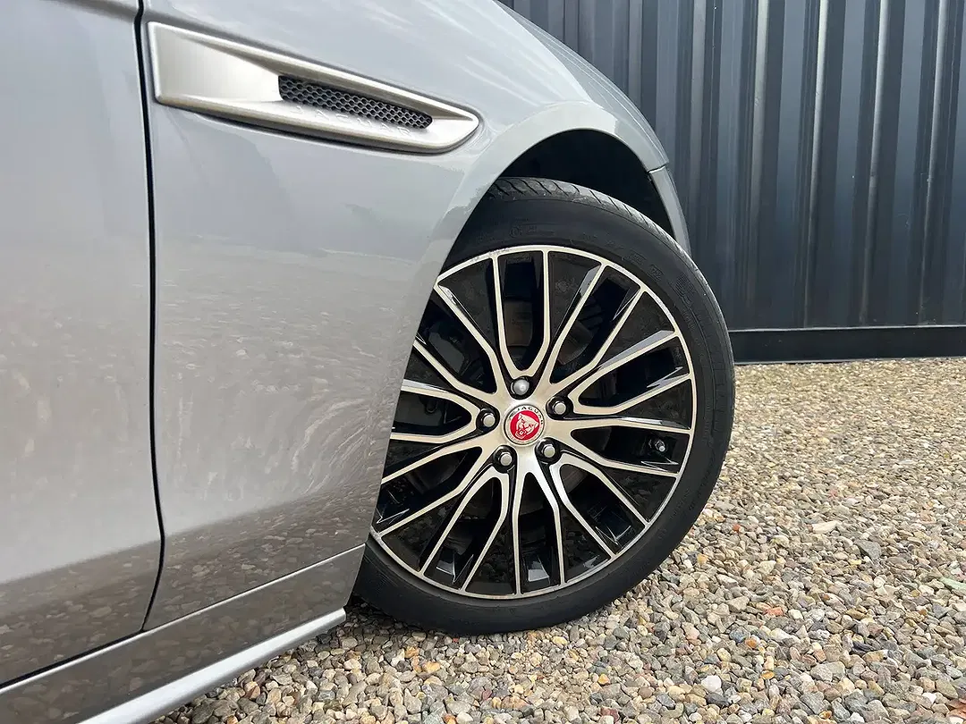 Jaguar XE - Thumbnail 33