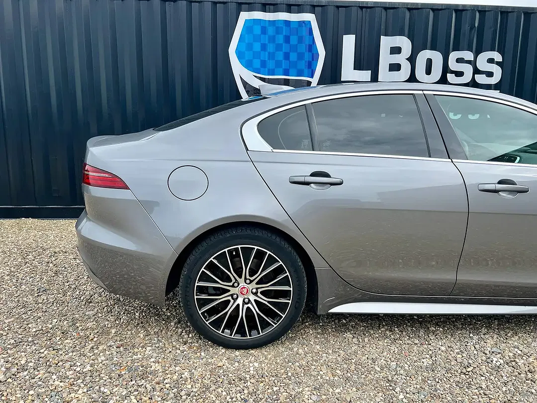 Jaguar XE - Thumbnail 35