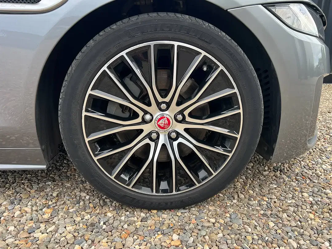 Jaguar XE - Thumbnail 37