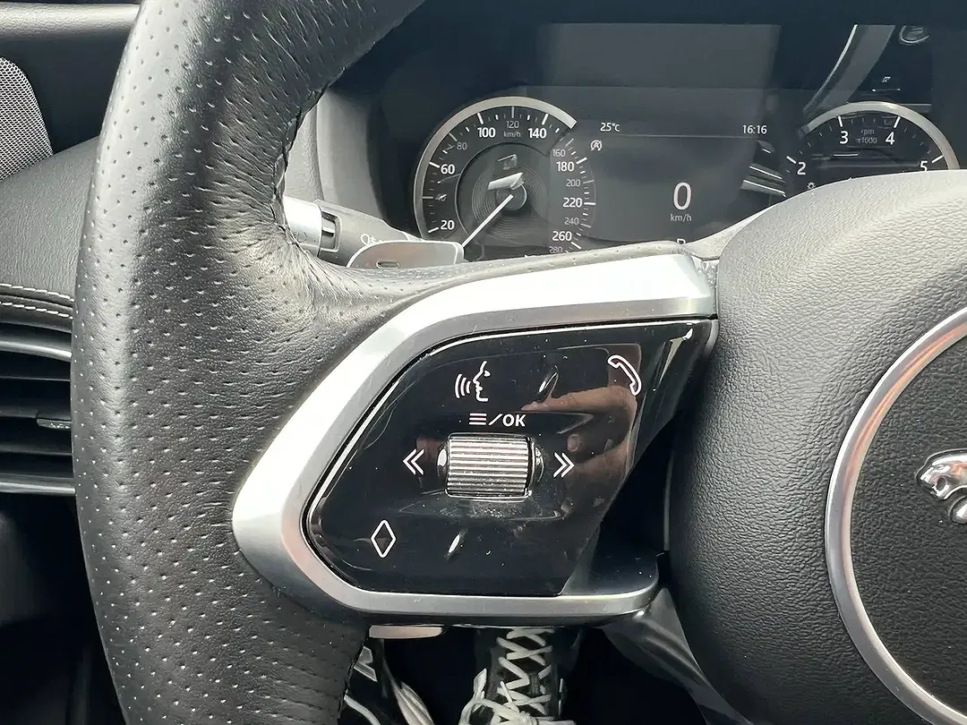 Jaguar XE - Thumbnail 41