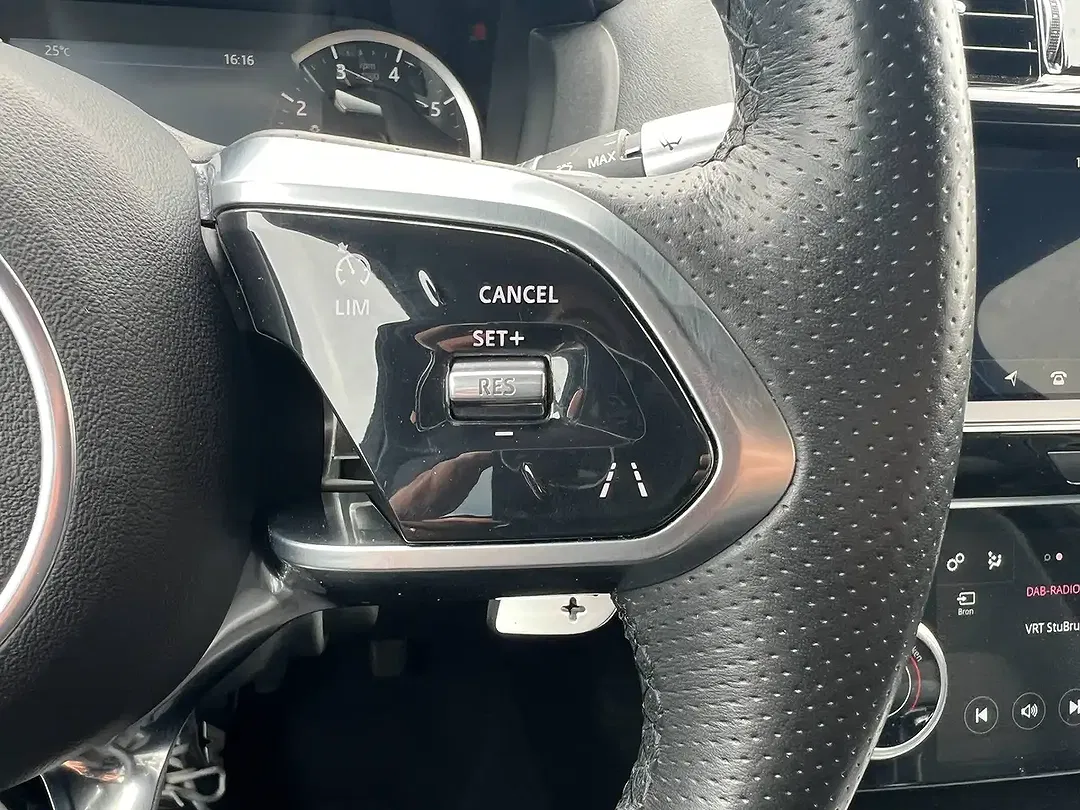 Jaguar XE - Thumbnail 42