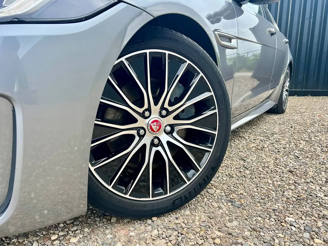 Jaguar XE - Thumbnail 8