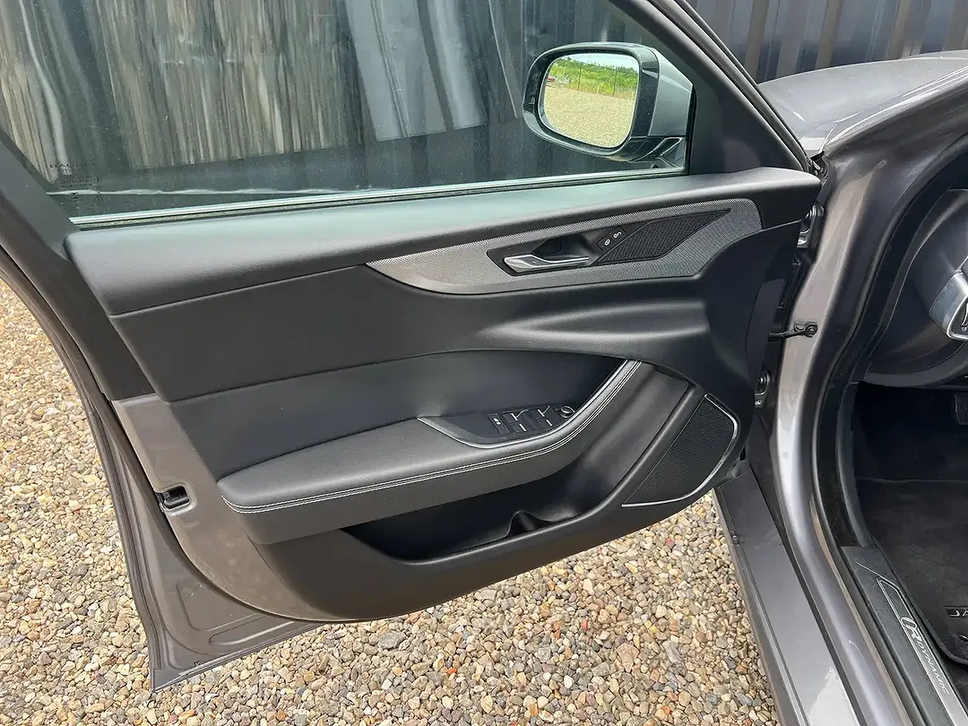 Jaguar XE - Thumbnail 9