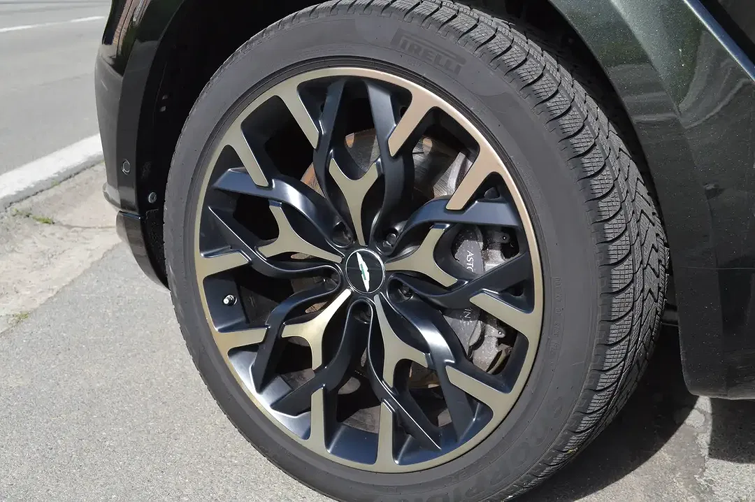 Aston Martin DBX - Thumbnail 6
