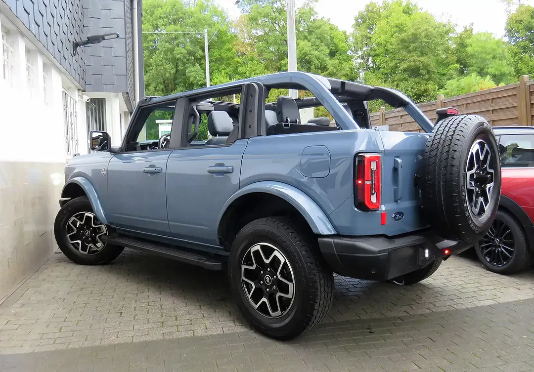Ford Bronco - Thumbnail 10
