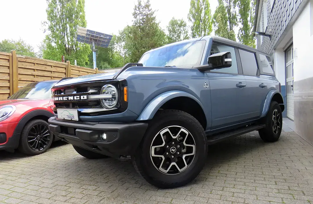 Ford Bronco - Thumbnail 2
