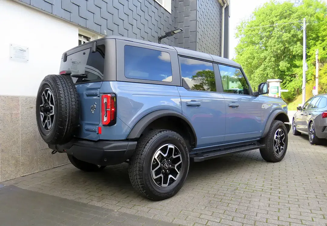 Ford Bronco - Thumbnail 4