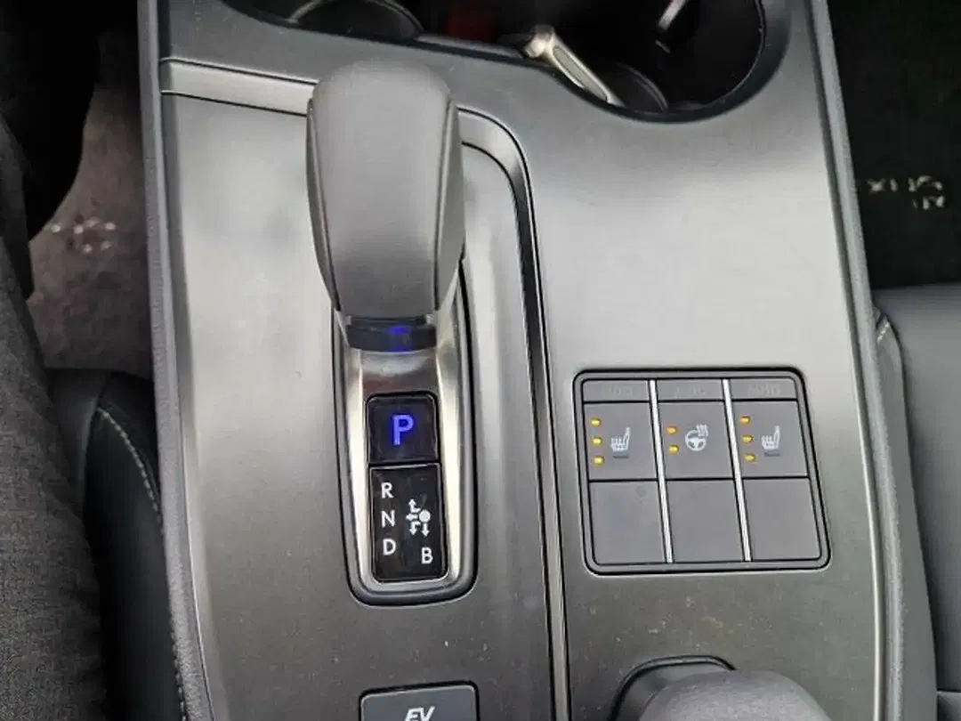 Lexus UX 300h - Thumbnail 15