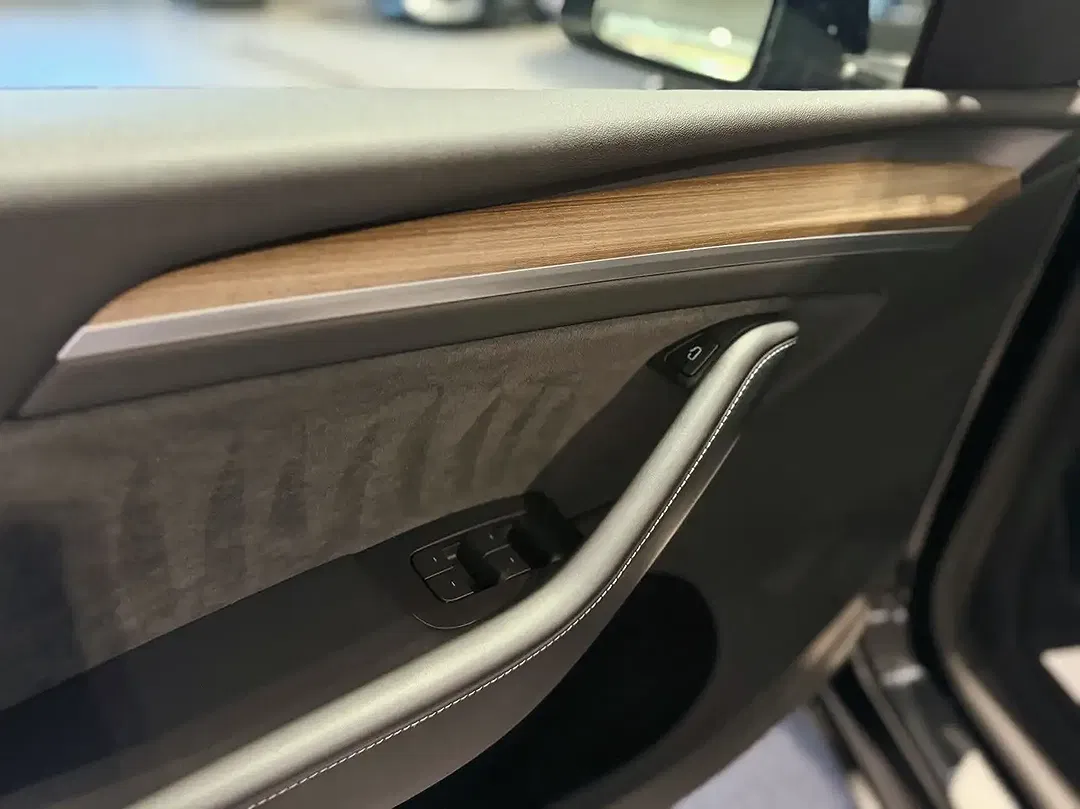 Tesla Model Y - Thumbnail 13
