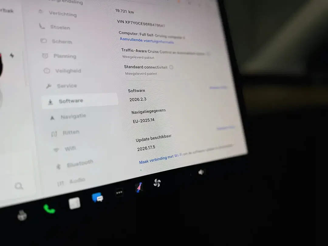Tesla Model Y - Thumbnail 16