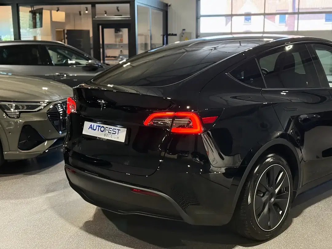 Tesla Model Y - Thumbnail 18