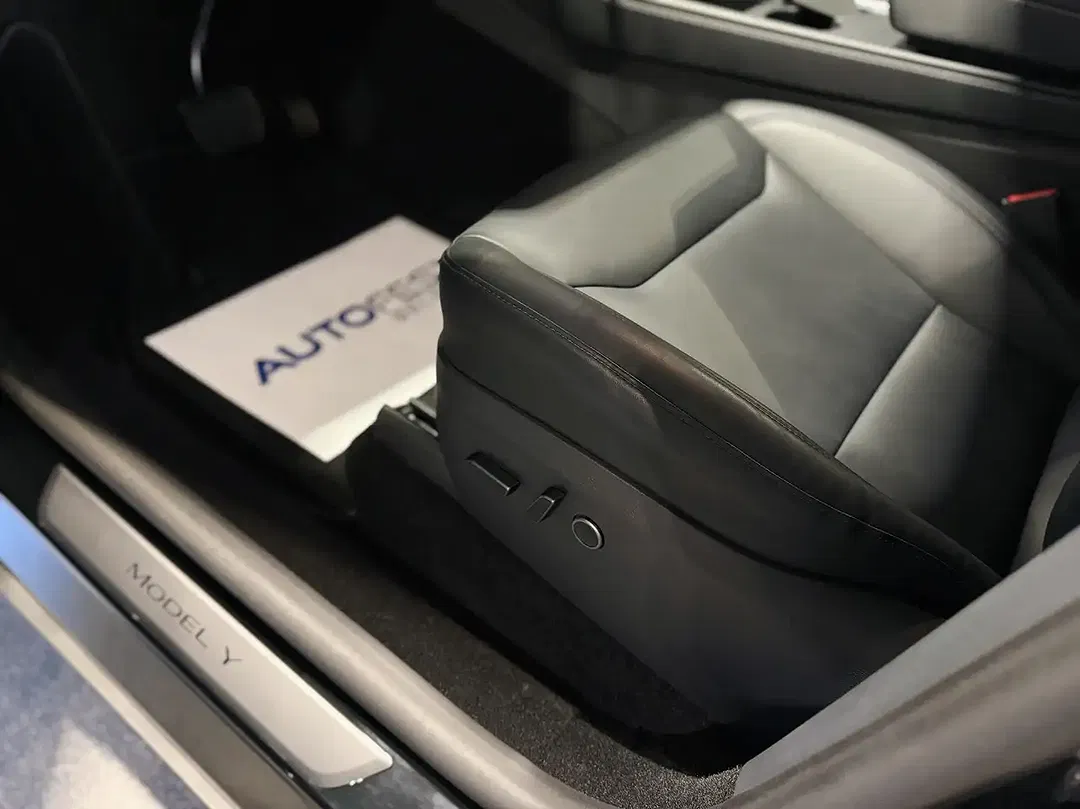 Tesla Model Y - Thumbnail 19