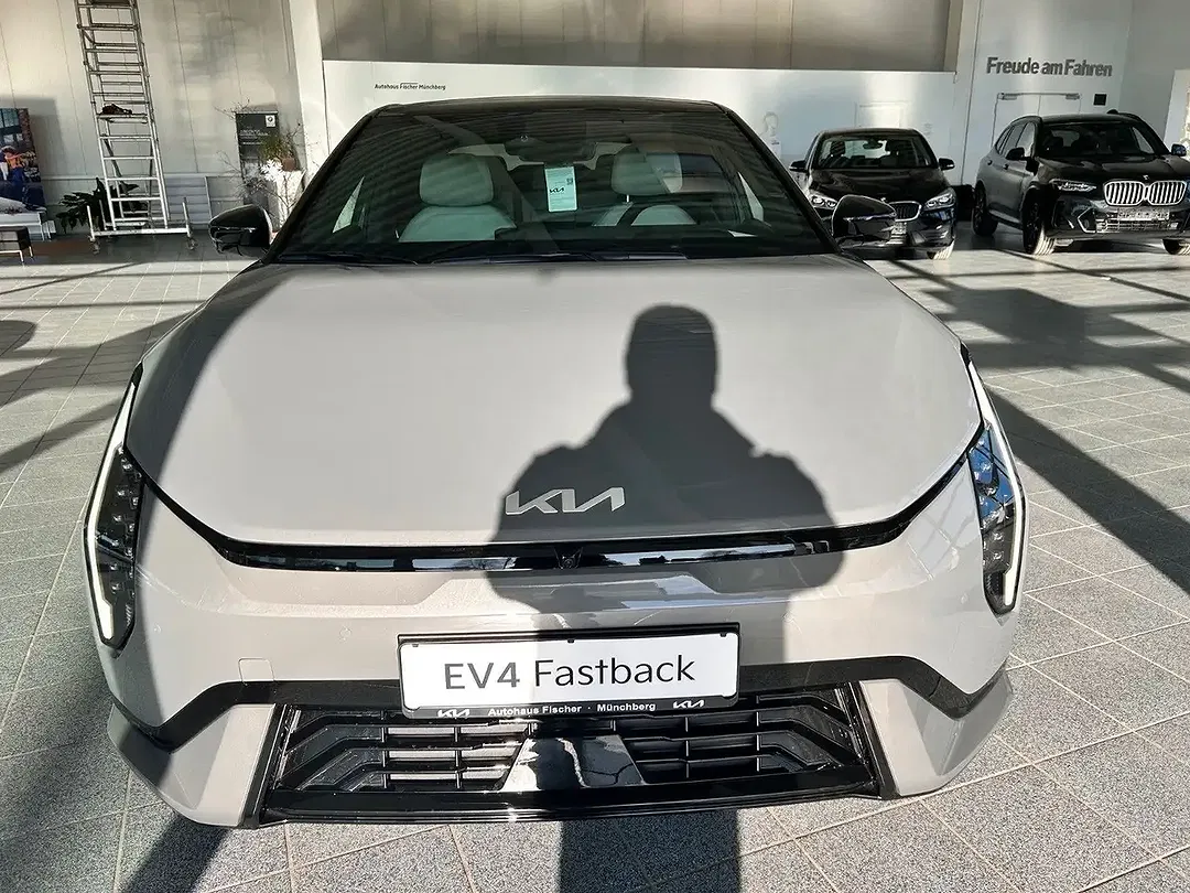 Kia EV4 - Thumbnail 3