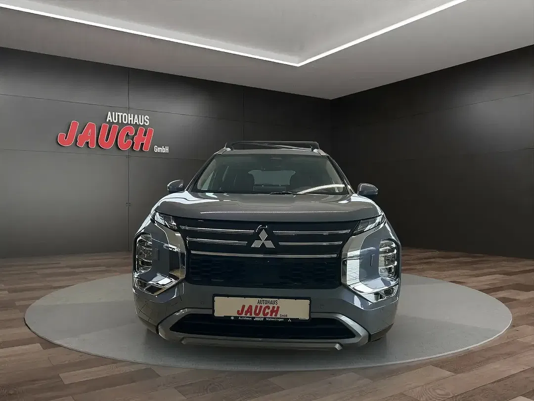 Mitsubishi Outlander - Thumbnail 2