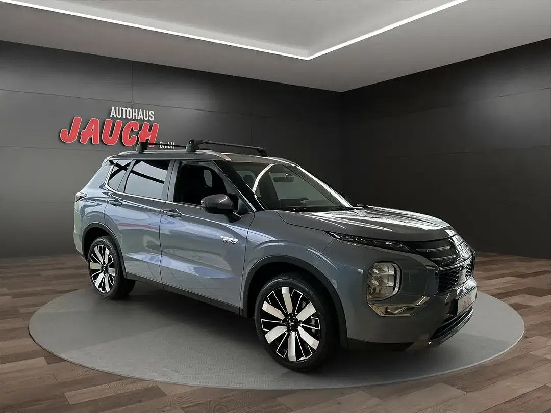 Mitsubishi Outlander - Thumbnail 3