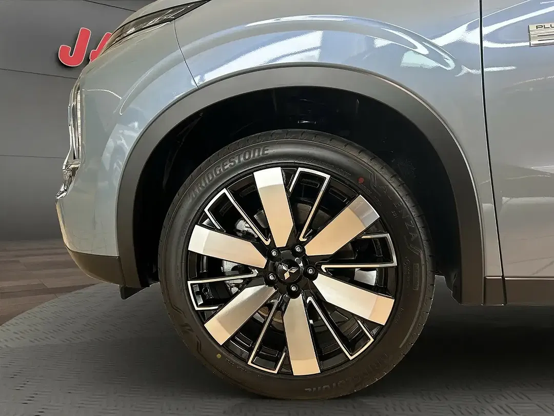 Mitsubishi Outlander - Thumbnail 5