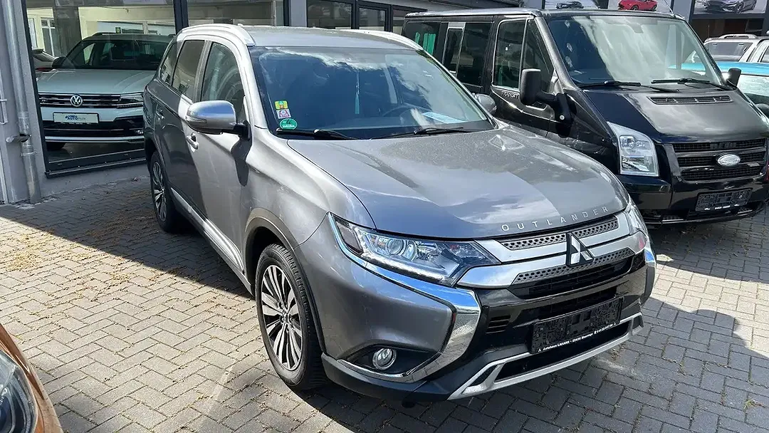 Mitsubishi Outlander - Thumbnail 3