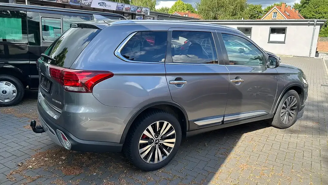 Mitsubishi Outlander - Thumbnail 4