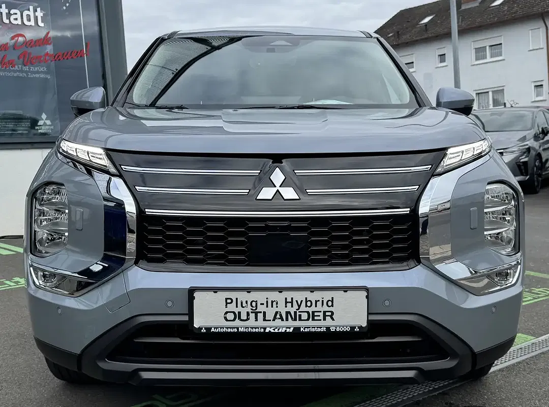 Mitsubishi Outlander - Thumbnail 1