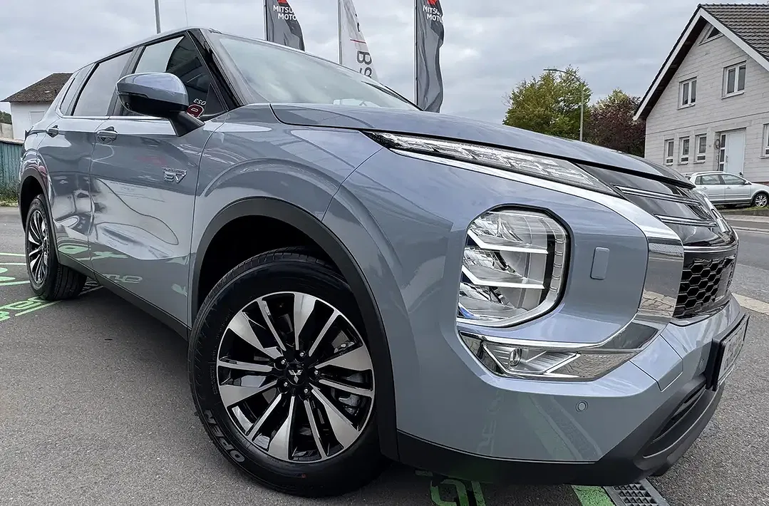 Mitsubishi Outlander - Thumbnail 3