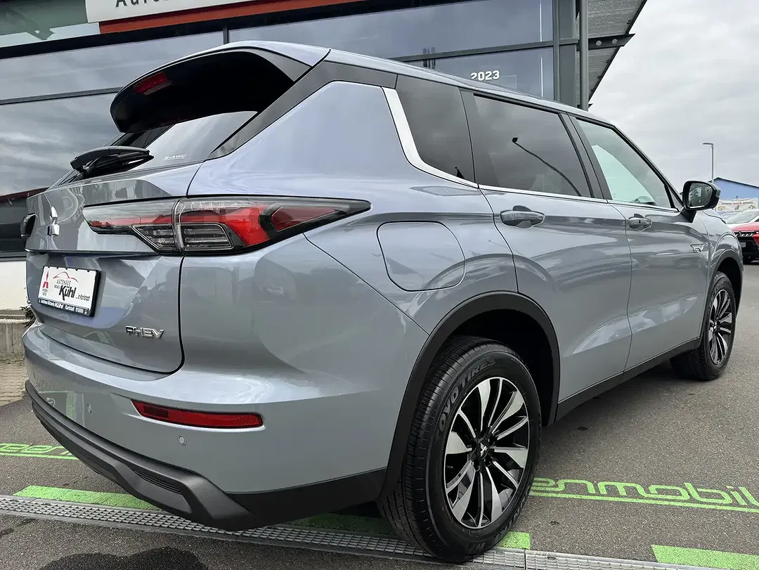 Mitsubishi Outlander - Thumbnail 4