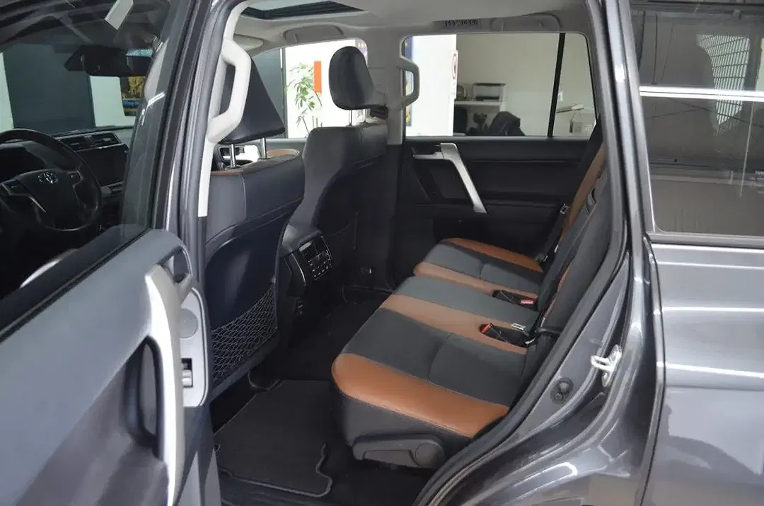 Toyota Land Cruiser - Thumbnail 7