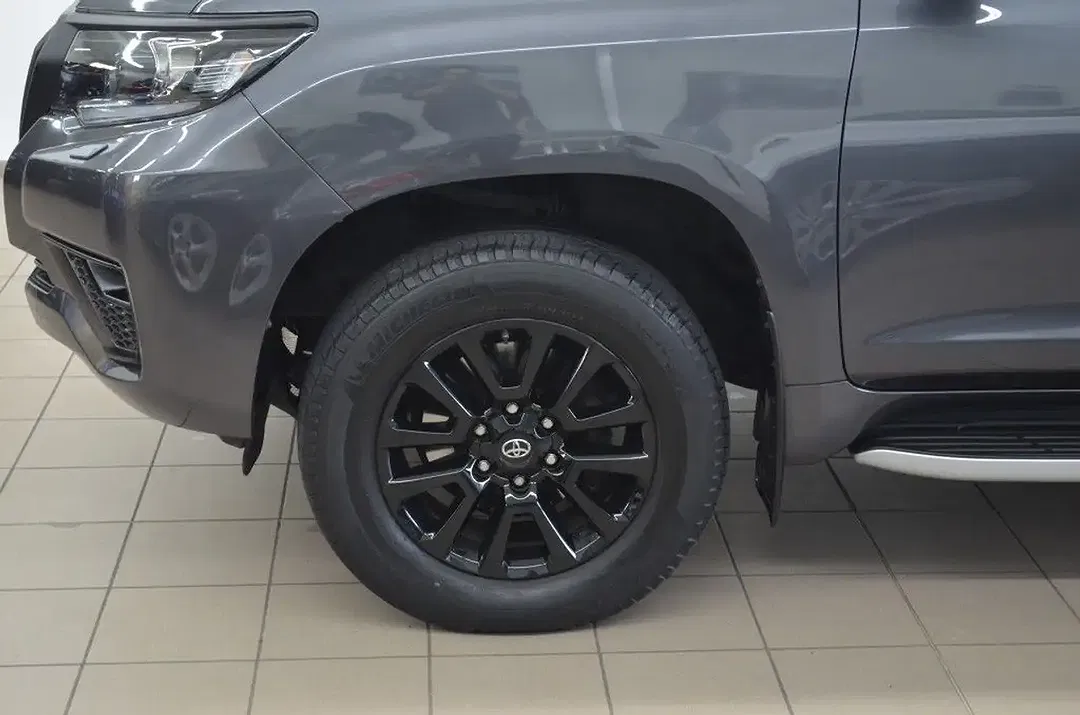 Toyota Land Cruiser - Thumbnail 3