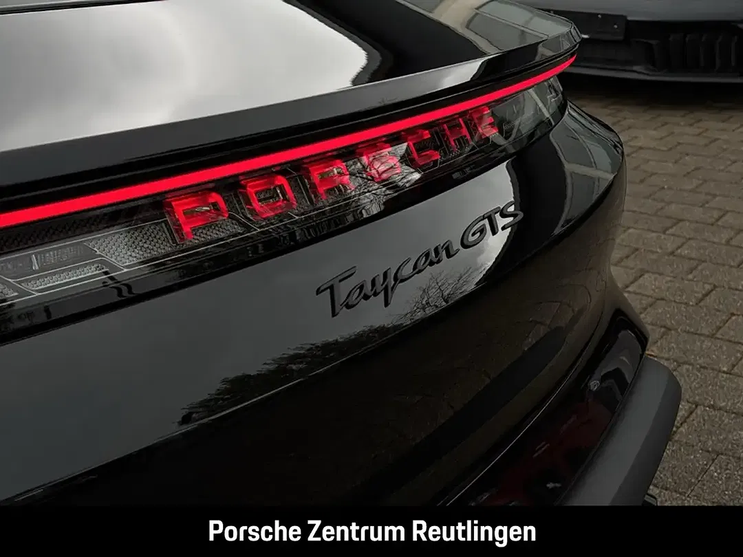 Porsche Taycan - Thumbnail 12