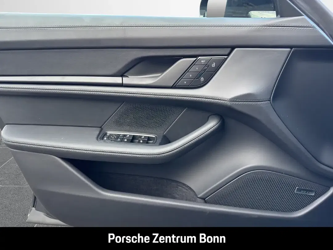 Porsche Taycan - Thumbnail 12