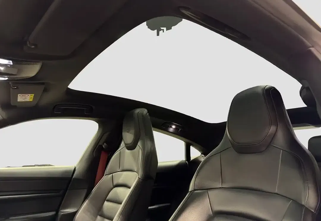 Porsche Taycan - Thumbnail 8