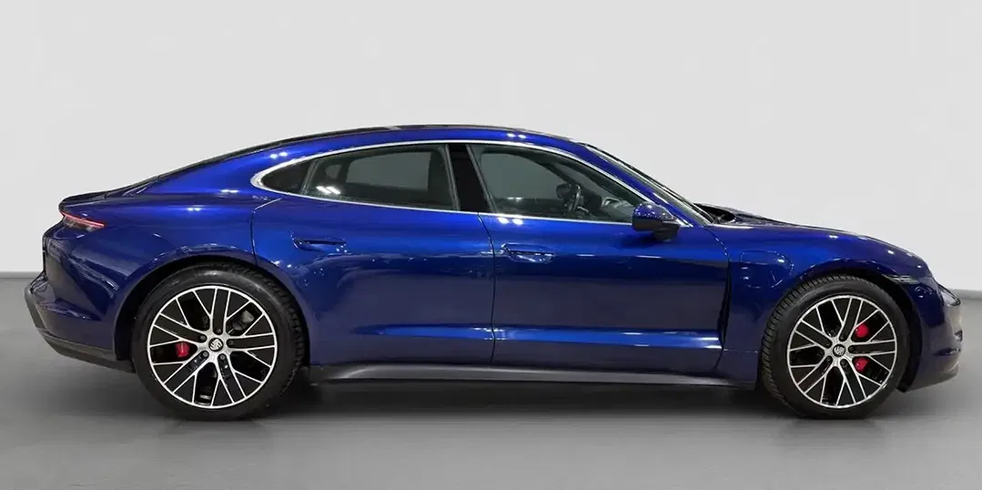Porsche Taycan - Thumbnail 3