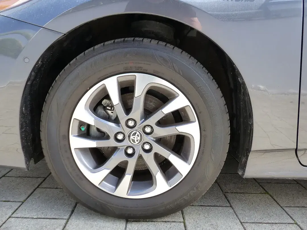 Toyota Prius - Thumbnail 15